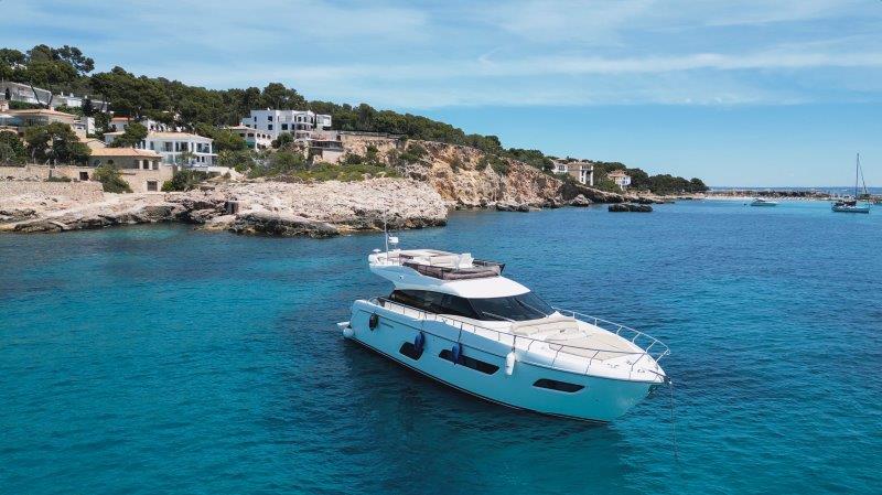 2017 FERRETTI YACHTS 550 